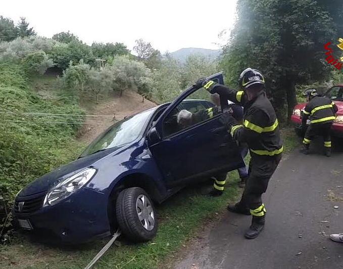 Auto sospesa nel vuoto Lunghi momenti di paura