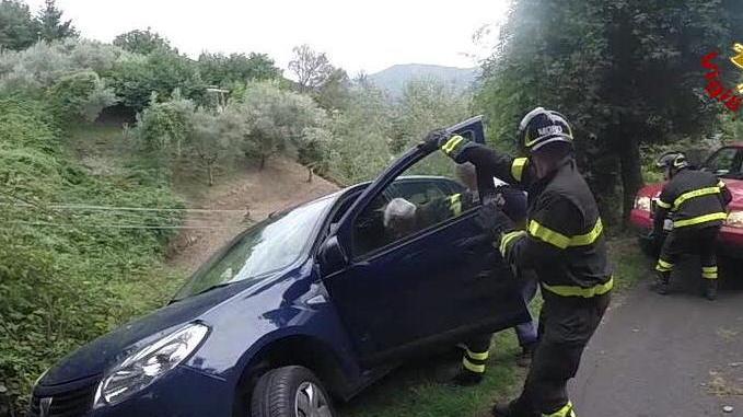 Auto sospesa nel vuoto Lunghi momenti di paura