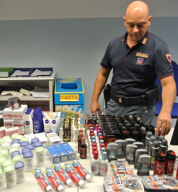 Creme e profumi in due borsoni scatta denuncia per ricettazione 