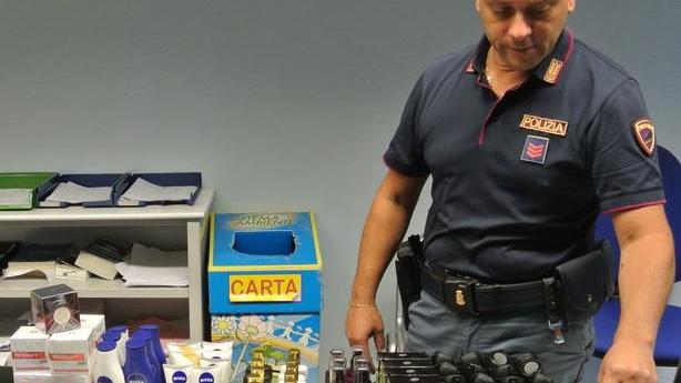Creme e profumi in due borsoni scatta denuncia per ricettazione