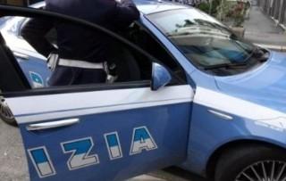 Ruba una borsa e fugge, fermato 