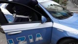 Ruba una borsa e fugge, fermato