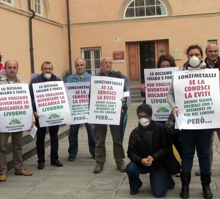 Il comitato “Collesalviamo l’ambiente” manifesta con i cartelli anti-delocalizzazione