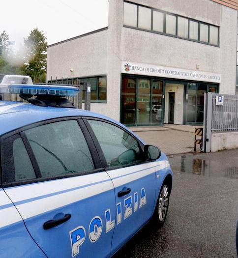 Rapinano la banca entrando dalla finestra 