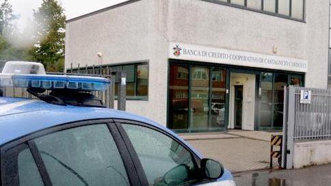 Rapinano la banca entrando dalla finestra