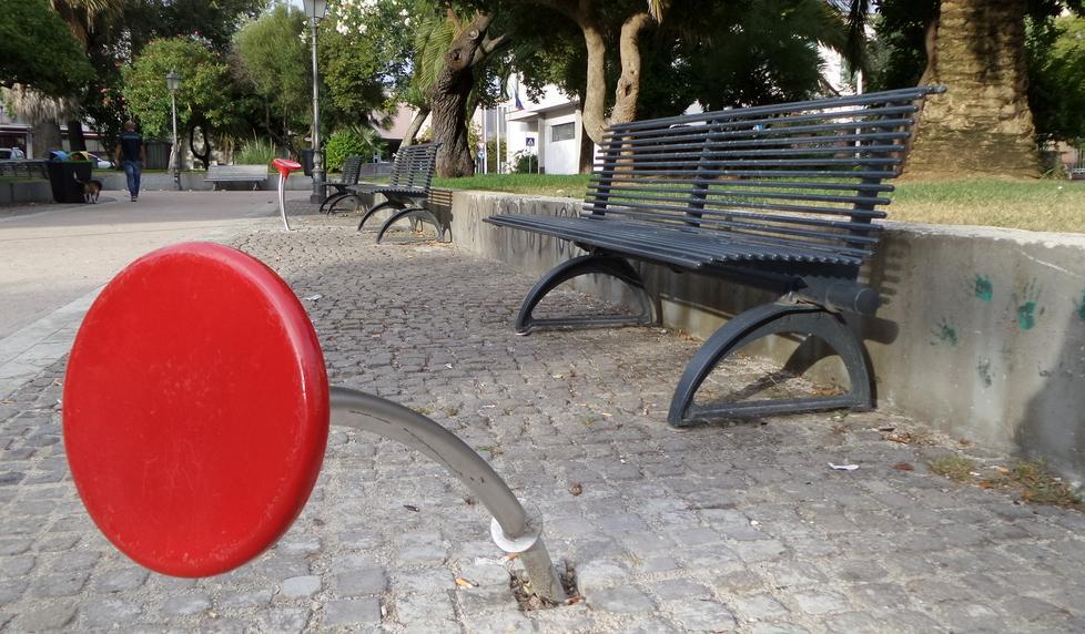 Seggiolino danneggiato dai vandali