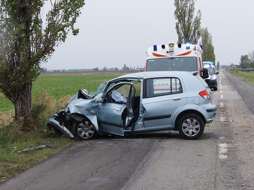 Si schianta in auto contro albero 