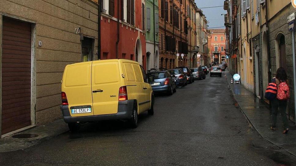 Blocca il ladro e resituisce la borsa alla donna derubata