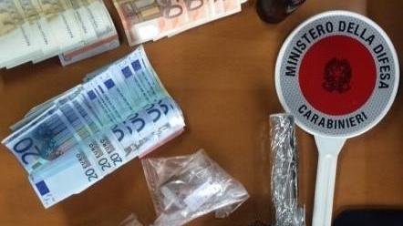 Nascondeva droga nel reggiseno