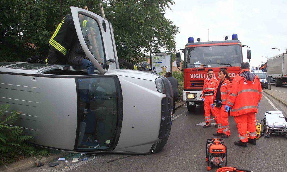 Scontro in rotatoria, auto si ribalta