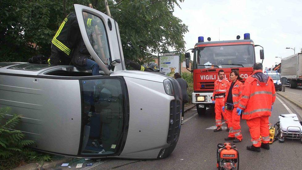 Scontro in rotatoria, auto si ribalta