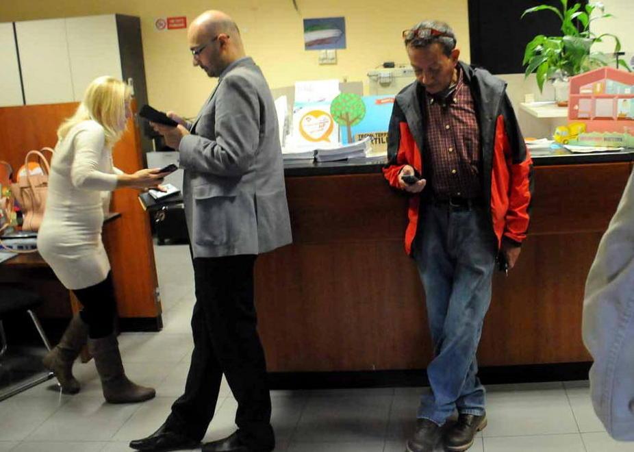 Dodici in  ostaggio in una banca a Carrara