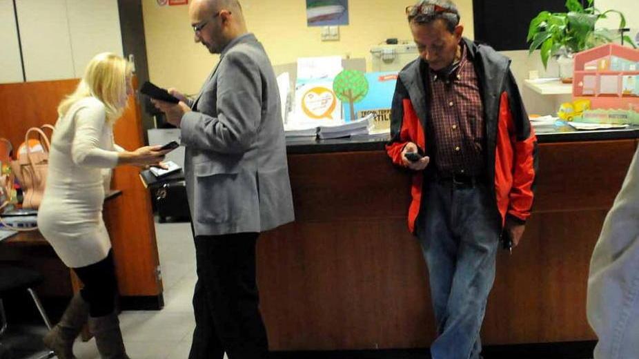Dodici in ostaggio in una banca a Carrara