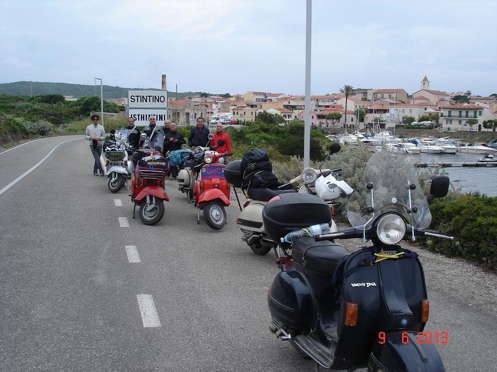 Alcuni motociclisti in Vespa in giro per la Sardegna