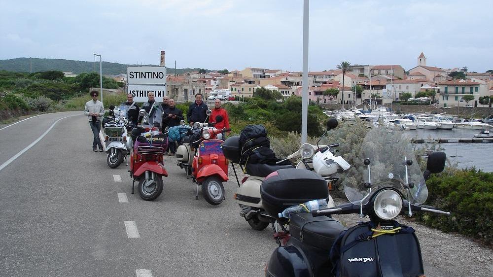 Alcuni motociclisti in Vespa in giro per la Sardegna