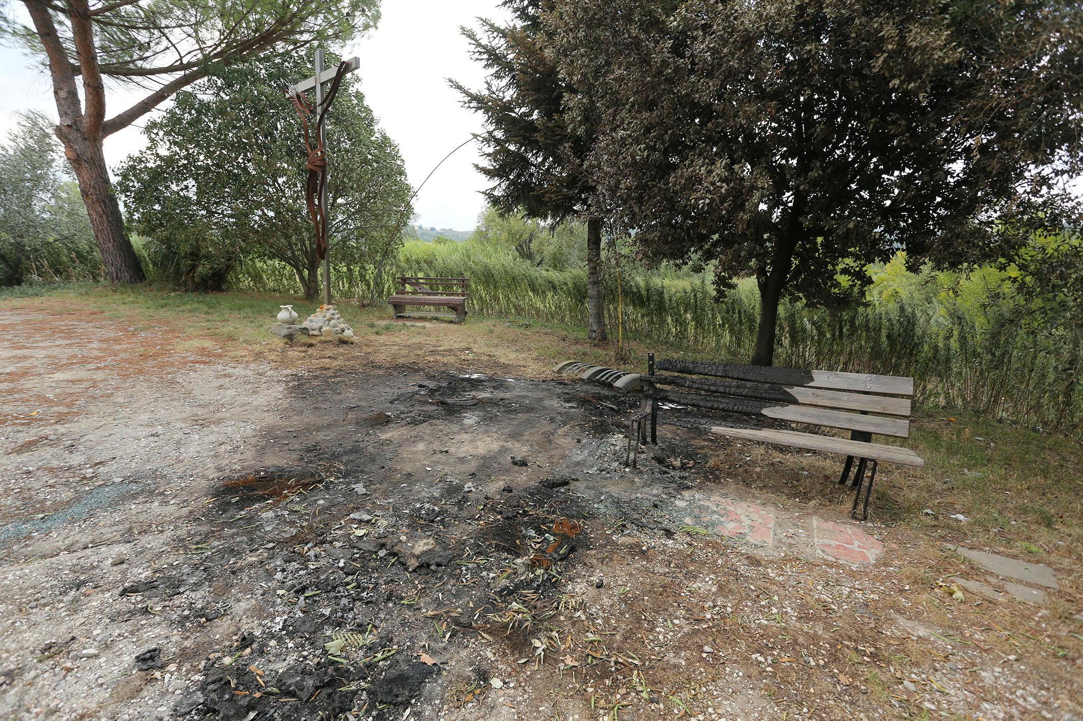 Il luogo in cui è stata bruciata l’auto (Foto Agenzia Carlo Sestini)