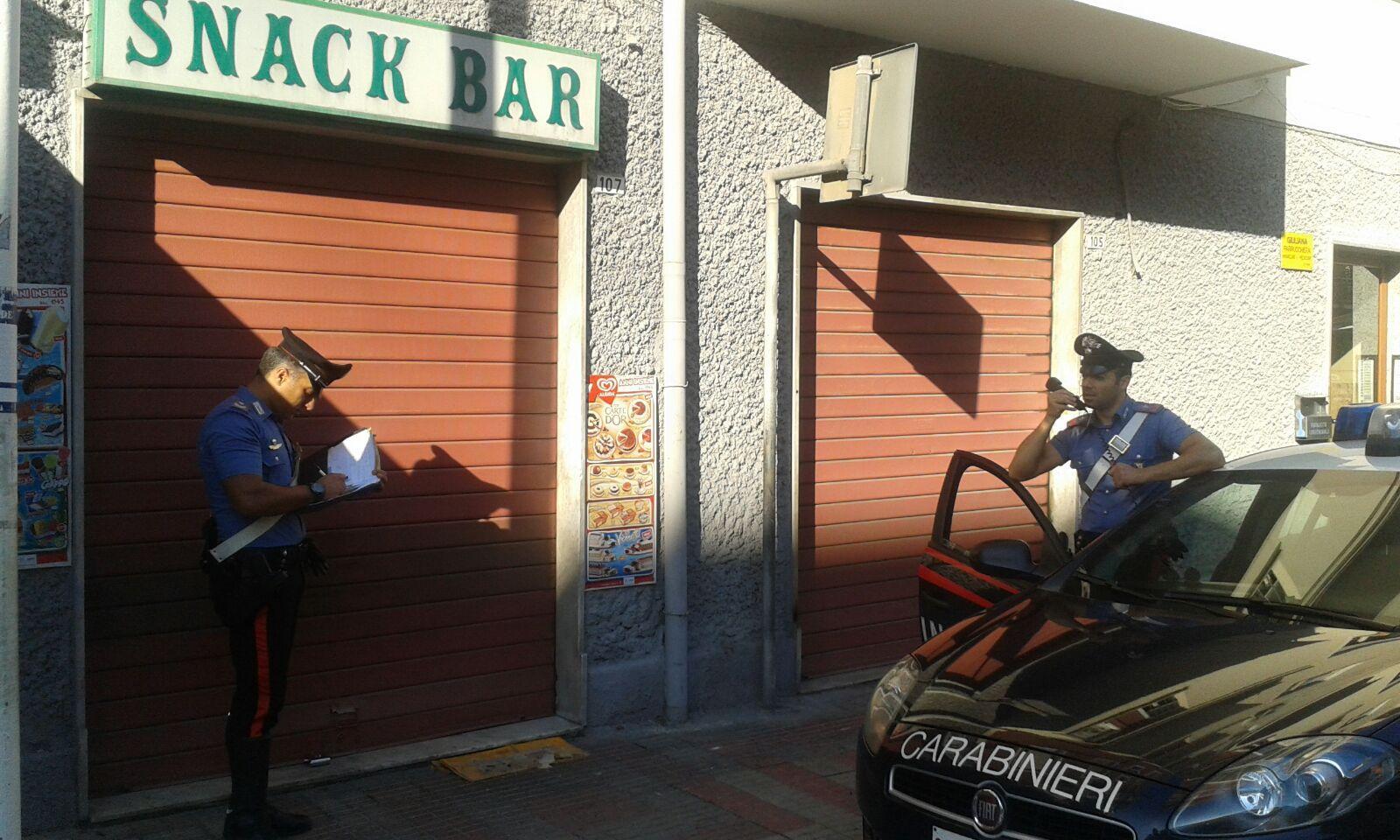 Il bar dentro il quale due uomini hanno aggredito il titolare (foto Mario Rosas)