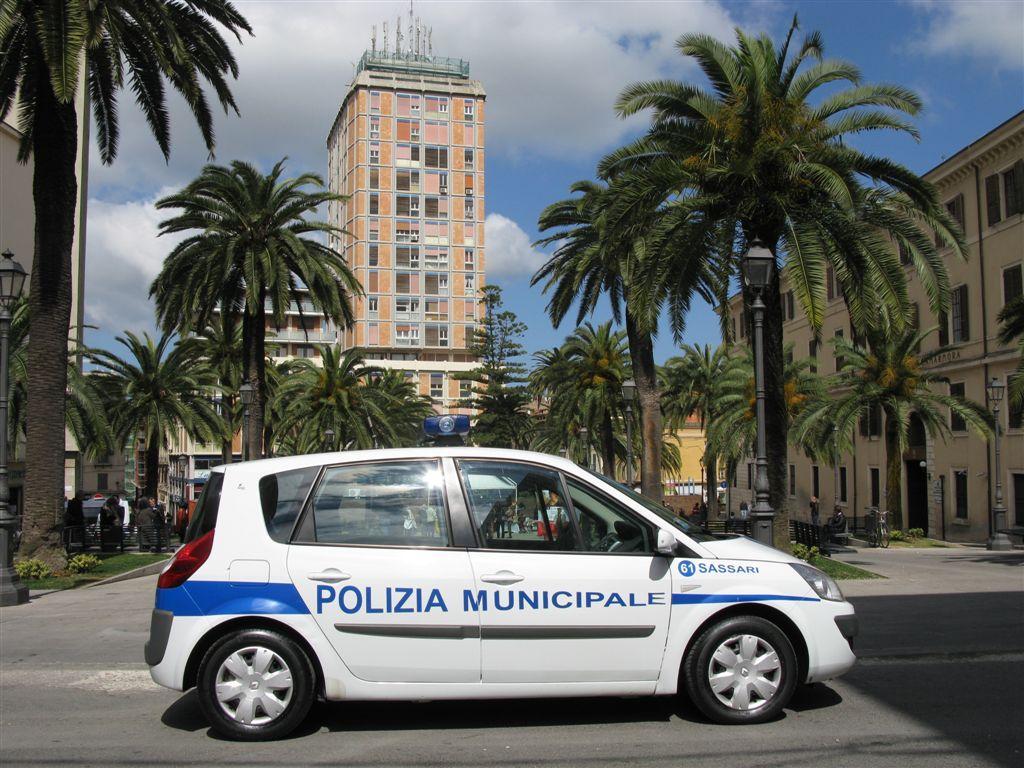 Sassari, i vigili sequestrano casse e mixer del Cafè Roma