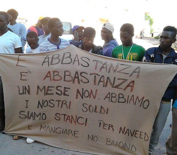 Valledoria, migranti in rivolta per cibo e “paghetta” 