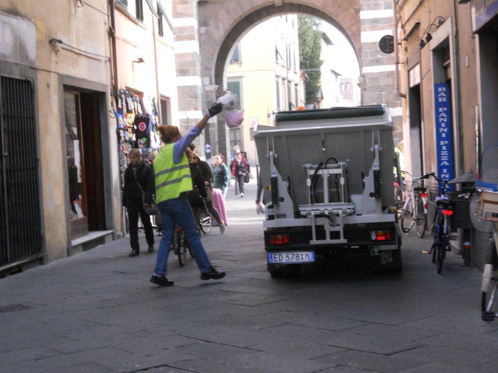 Raccolta rifiuti a Lucca