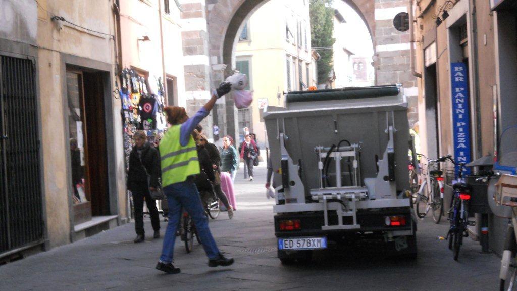 Raccolta rifiuti a Lucca