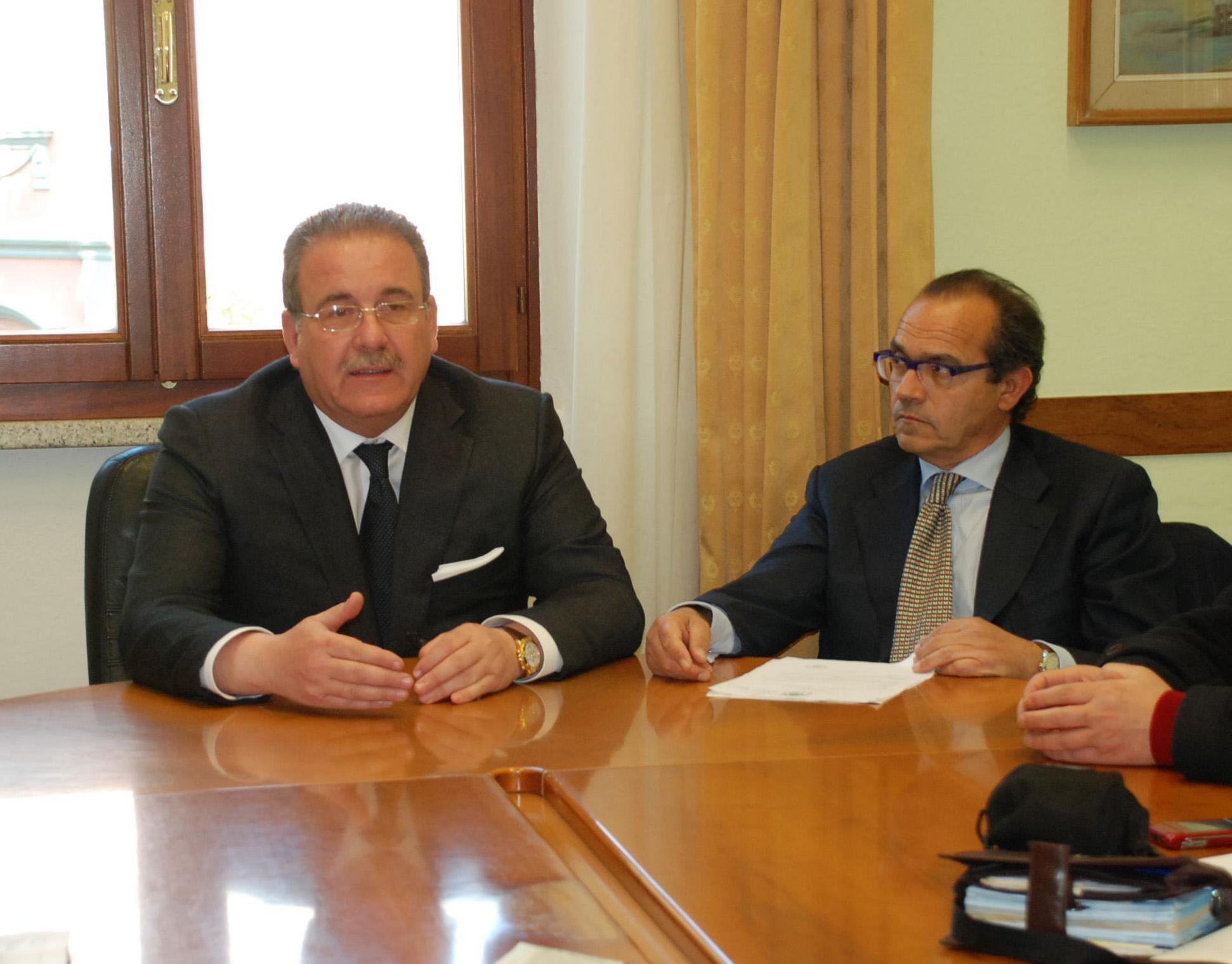 Giovanni Achenza, a destra, con il sindaco Gianni Giovannelli