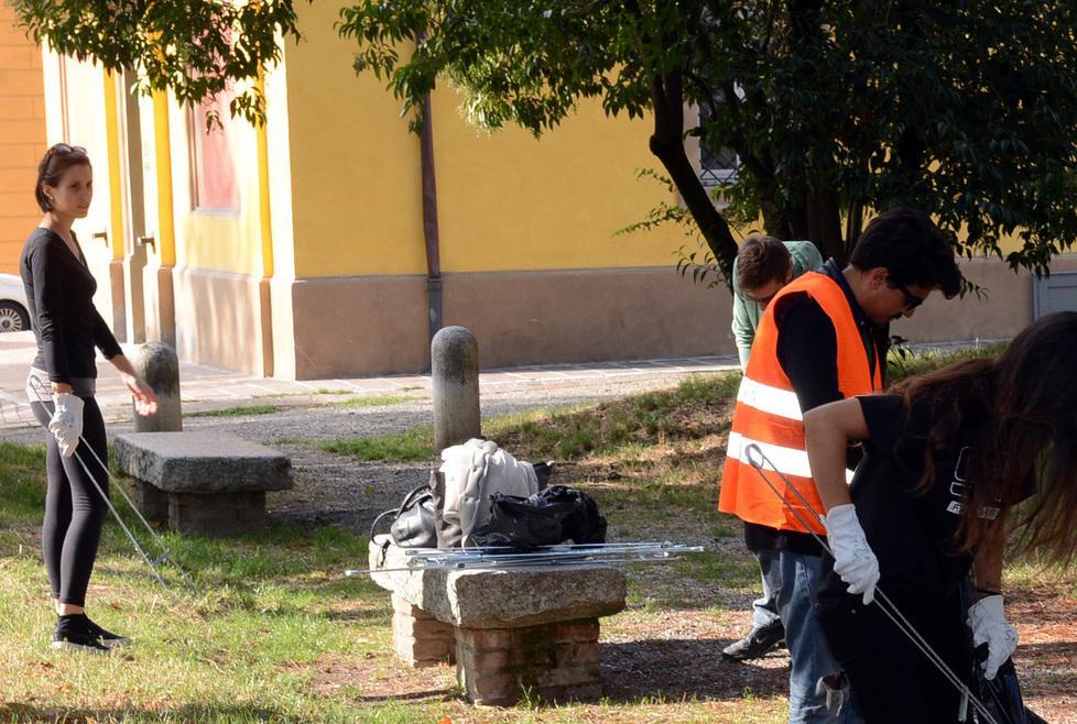 Parco sui viali di Modena tra rifiuti e siringhe 