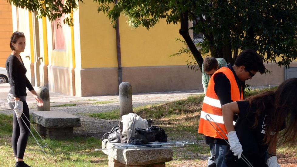 Parco sui viali di Modena tra rifiuti e siringhe