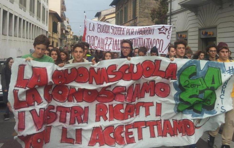 Uova contro la sede della Provincia 