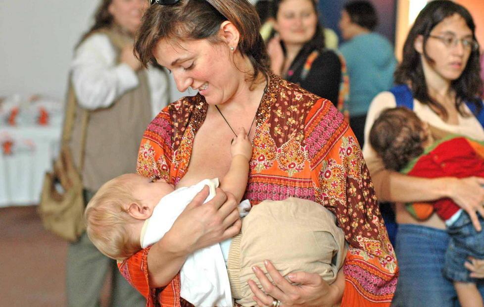 Le mamme allattano in piazza 