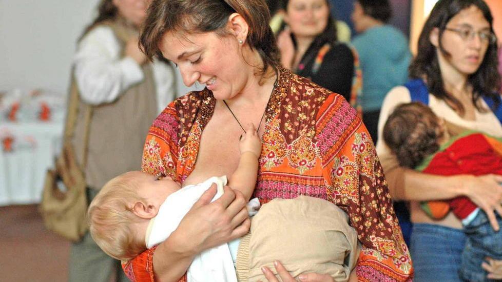 Le mamme allattano in piazza