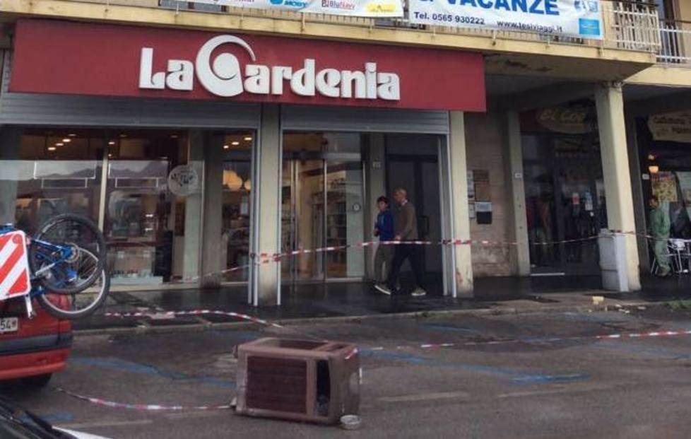 Giù un pezzo di cornicione in calata 