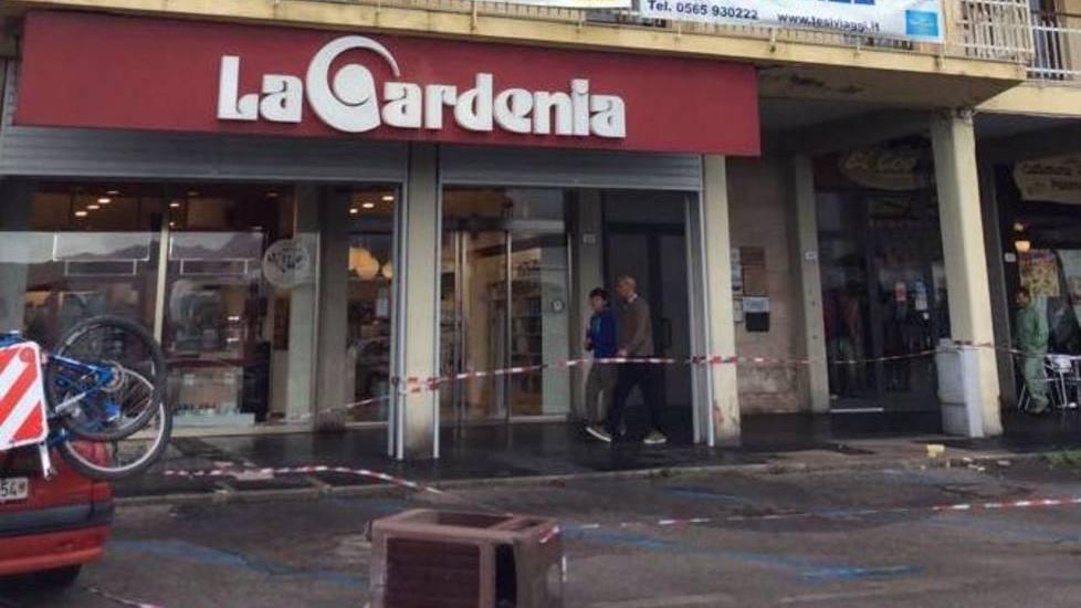 Giù un pezzo di cornicione in calata