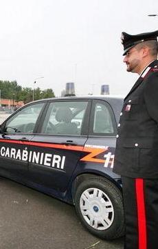 Lite per il figlio davanti la scuola 