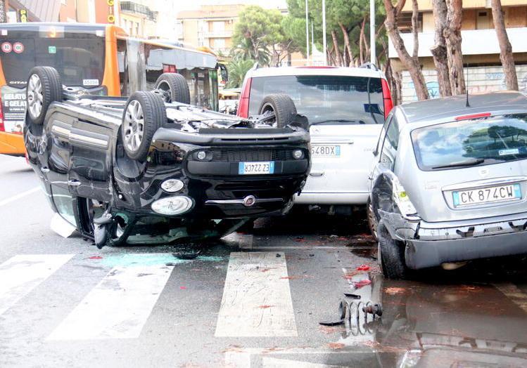 Si ribalta auto con nonni e nipote 