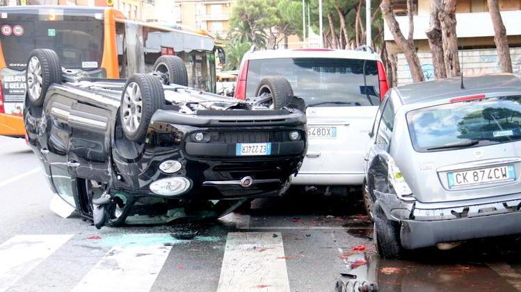 Si ribalta auto con nonni e nipote