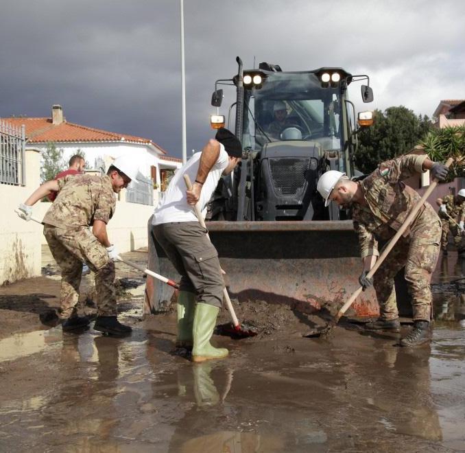 I soldati tra le abitazioni devastate 