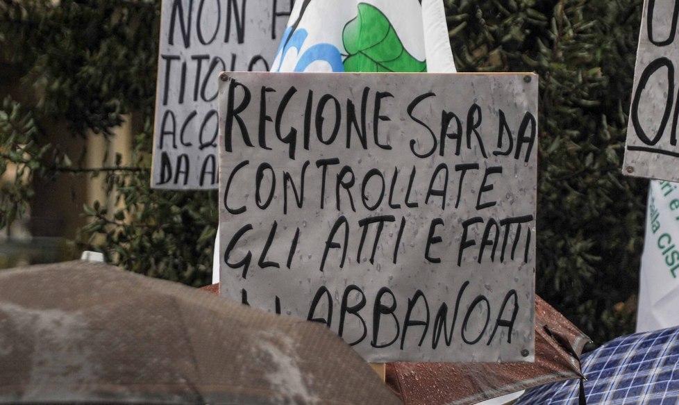 Adiconsum all’attacco: «Via i vertici di Abbanoa» 