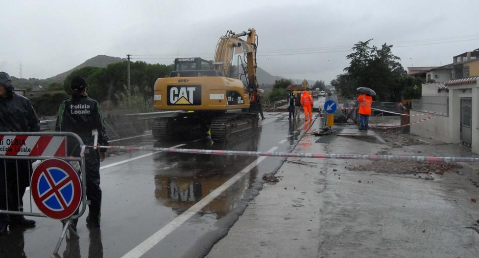 Il sindaco: «Giù il ponte, giusto così. E non è finita» 