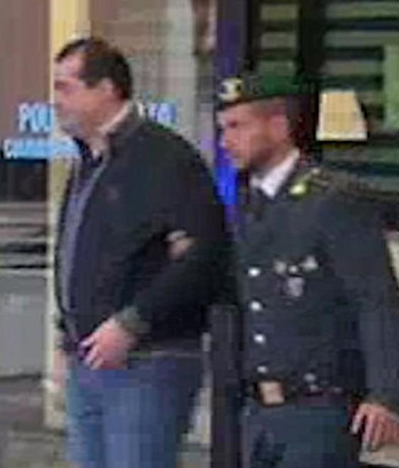 «Ti faccio vedere io come si fa il boss» 