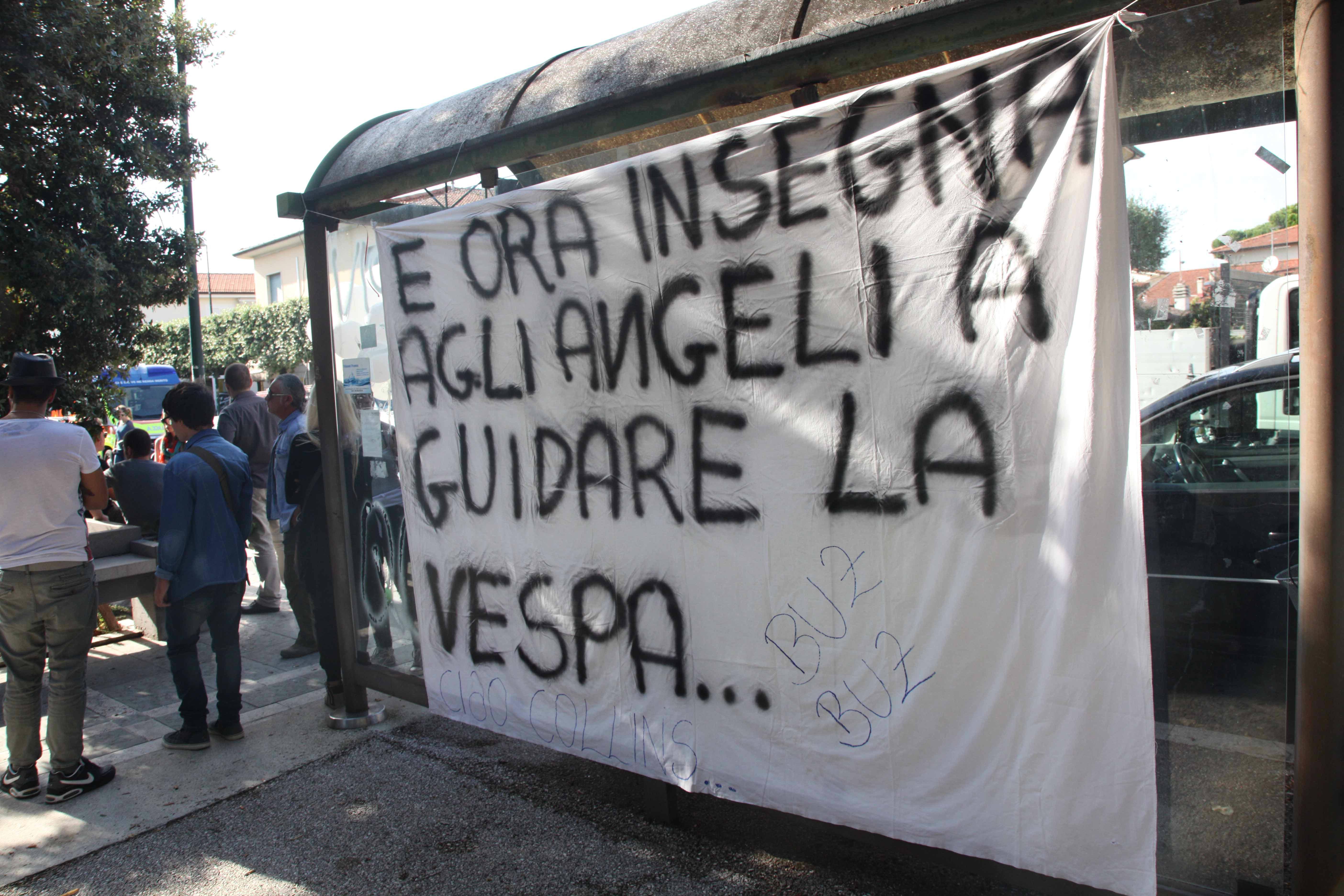 Lo striscione degli amici per Fabio Mallegni