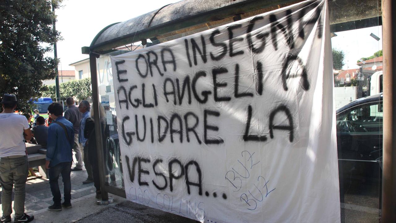 Lo striscione degli amici per Fabio Mallegni