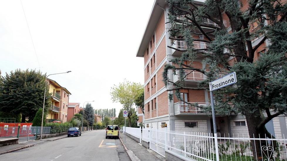 A Modena il ladro si fa aprire il portone condominiale e svaligia un appartamento