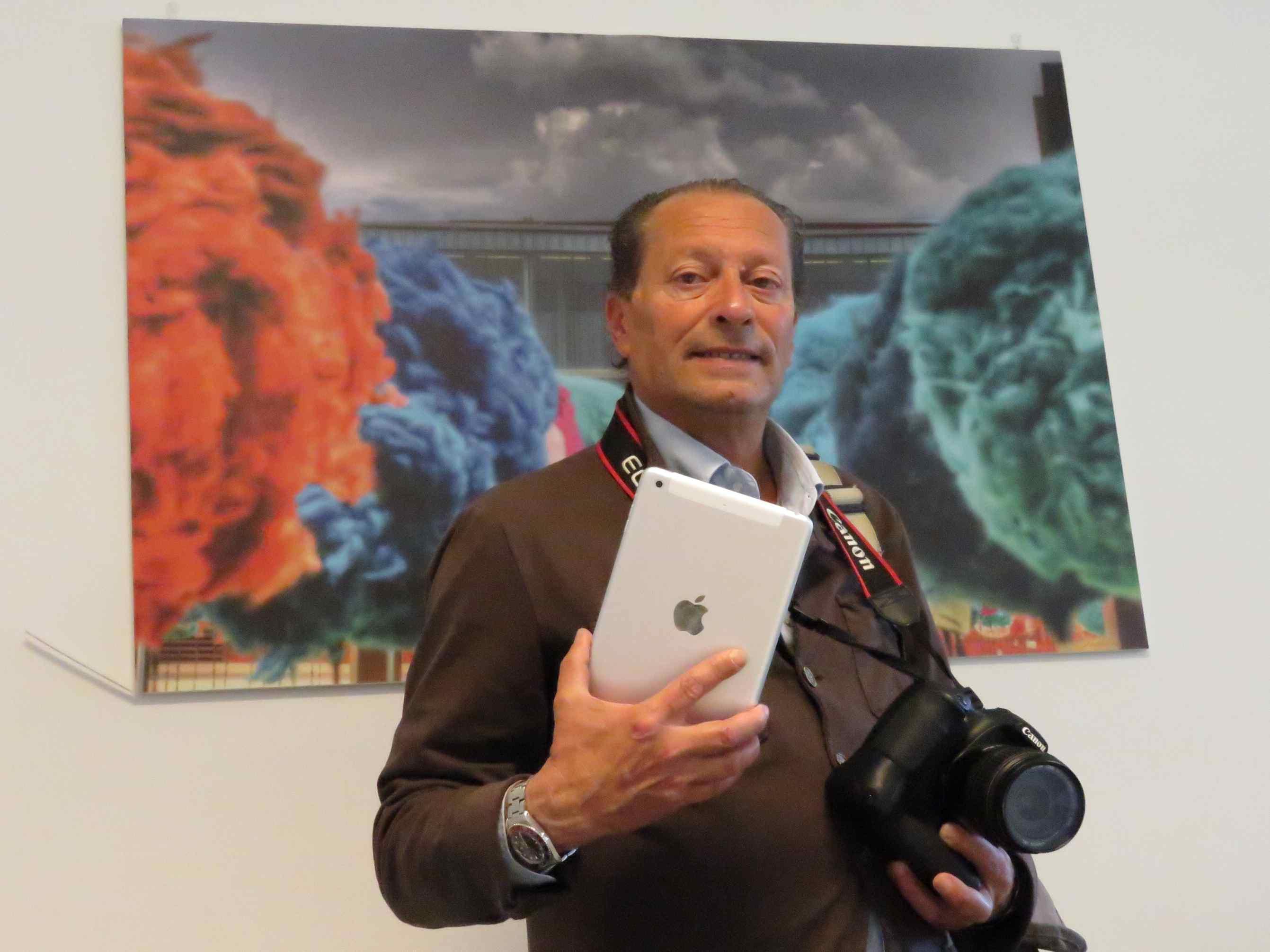Claudio Batavia mostra il tablet ritrovato grazie alla polizia