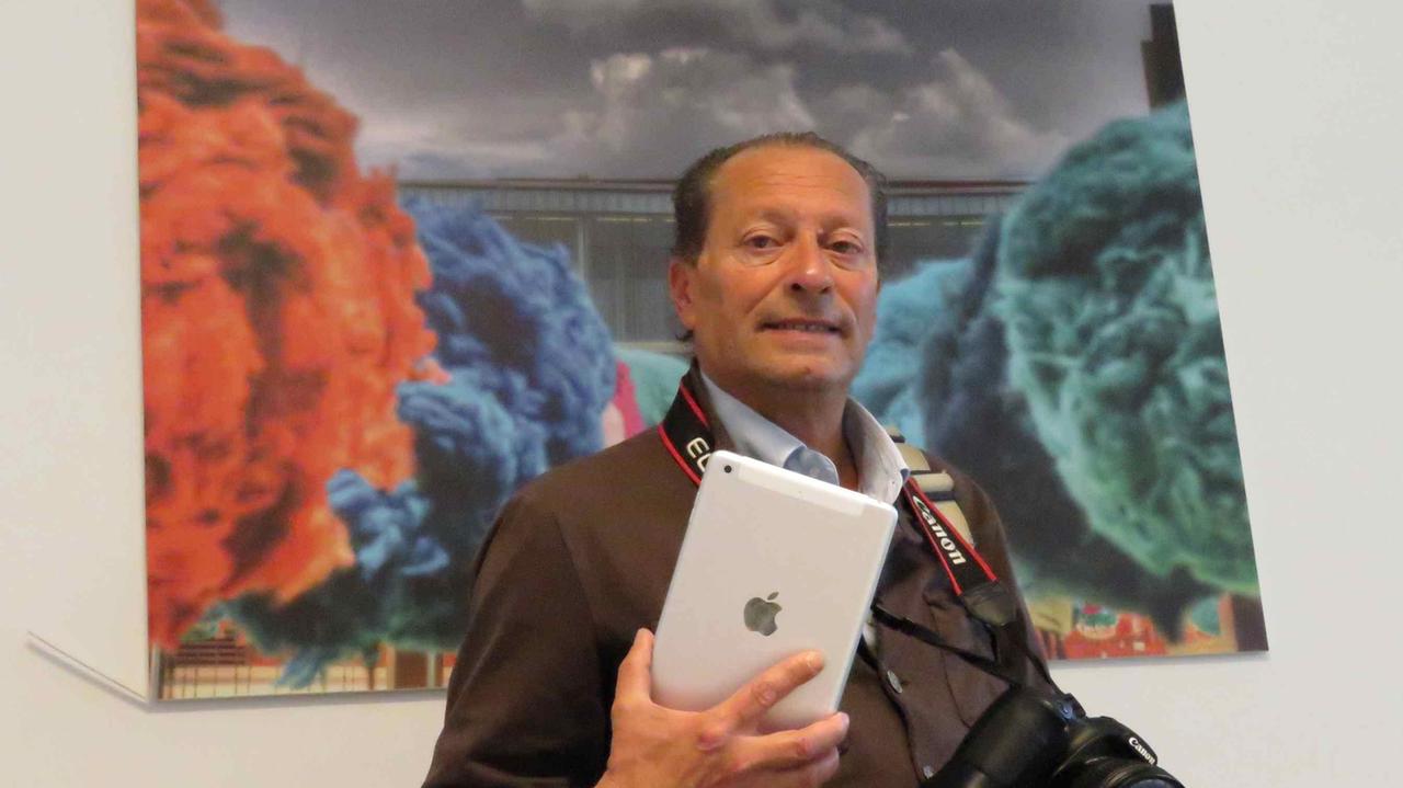 Claudio Batavia mostra il tablet ritrovato grazie alla polizia