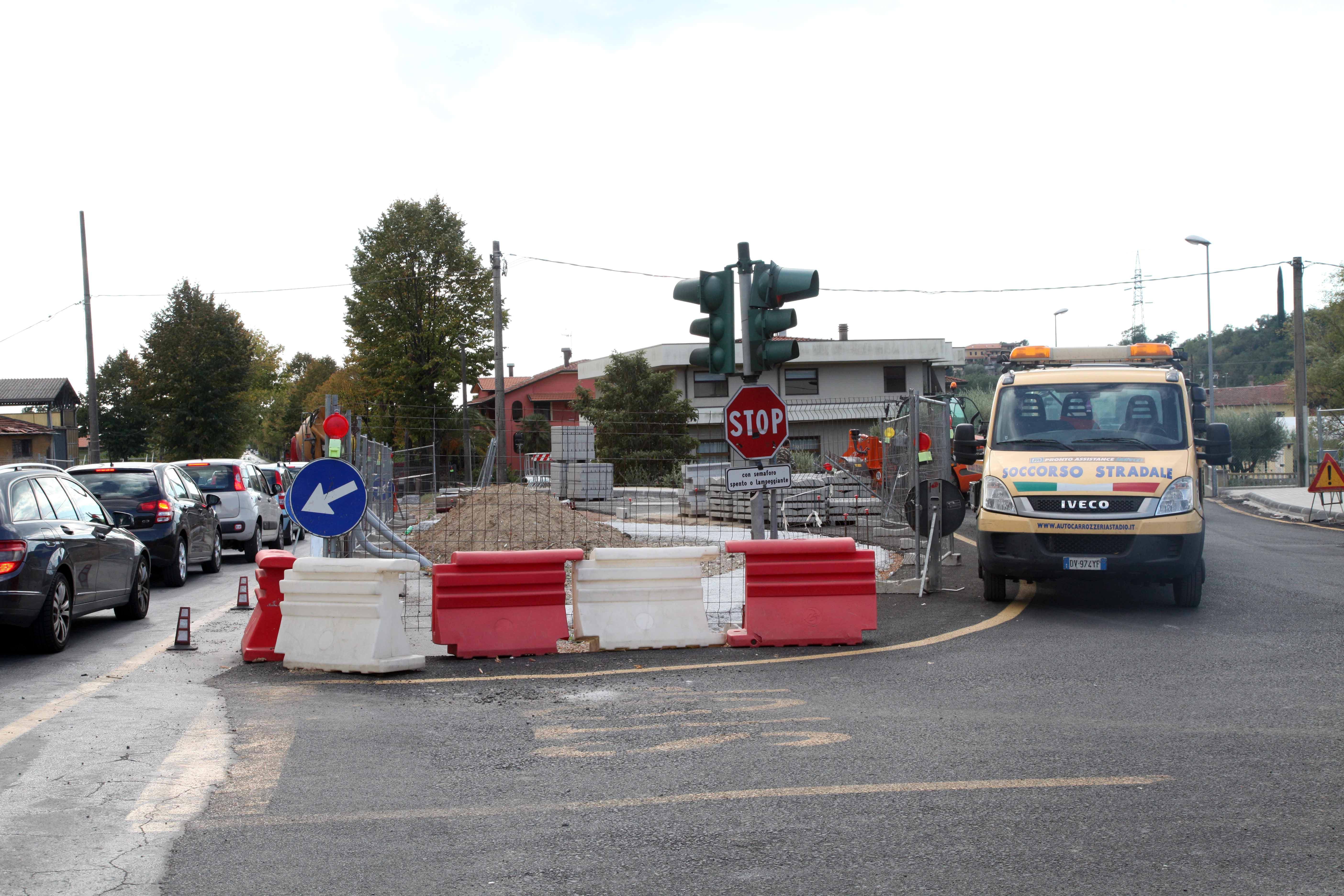 Il cantiere per la rotatoria tra la via provinciale per Camaiore e la via Italica