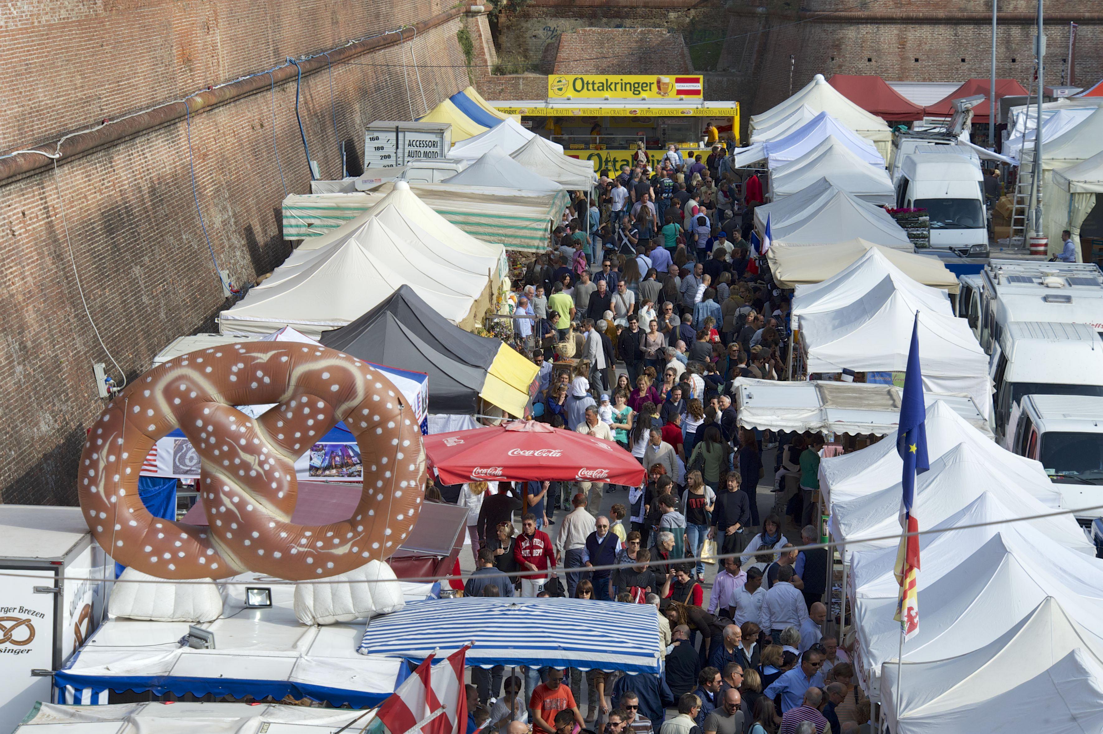 Folla sotto le Mura per Piazze d'Europa 2013 (foto Bf)