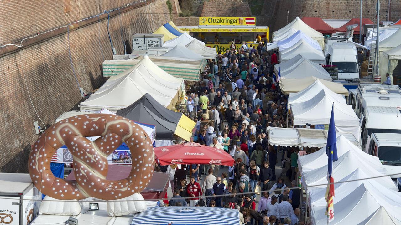 Folla sotto le Mura per Piazze d'Europa 2013 (foto Bf)