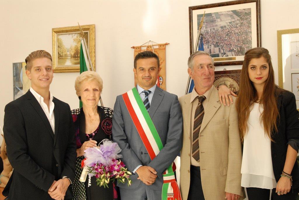 Annamaria e Benito con il sindaco Limatola e i nipoti nel giorno delle nozze
