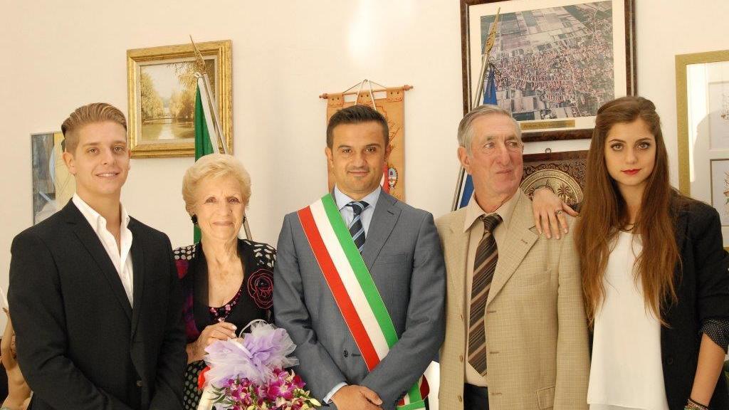Annamaria e Benito con il sindaco Limatola e i nipoti nel giorno delle nozze